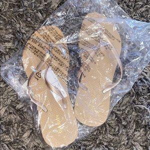 BNWT Gold old navy flip flops